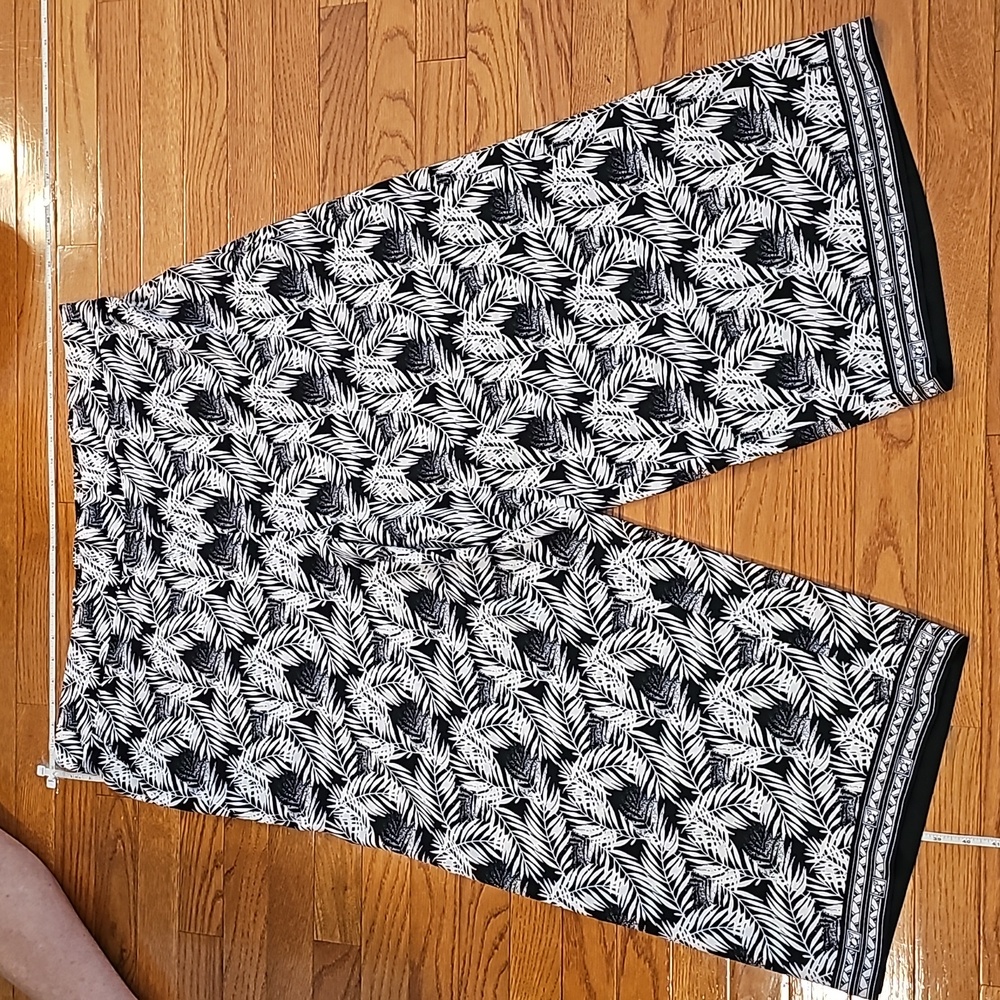 PLUS flowy leaf print gaucho pants